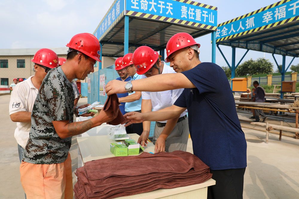開發(fā)公司開展夏日送清涼活動(dòng)